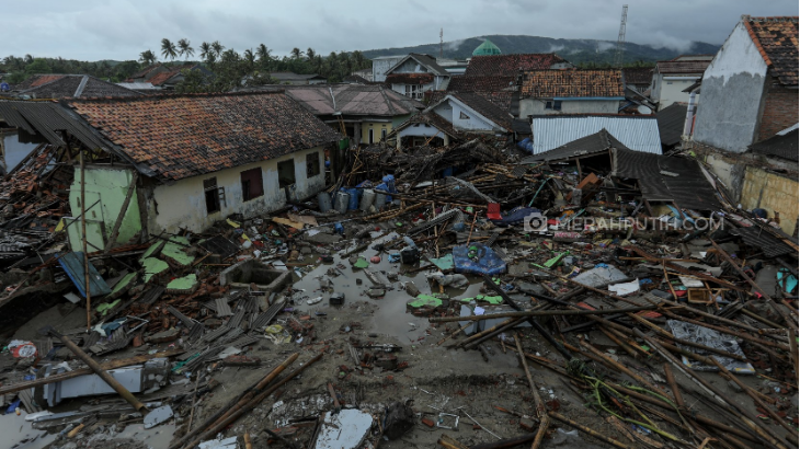 Suasana Pasar Sumur setelah diterjang Tsunami pada Sabtu (22/12/2018). Foto: MP/Rizki Fitirianto