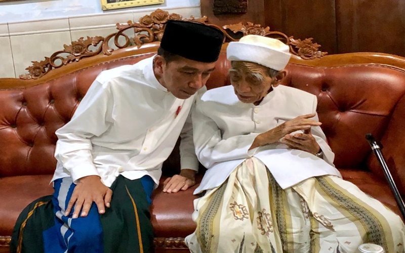 Presiden Jokowi bersama ulama karismatik Mbah Moen