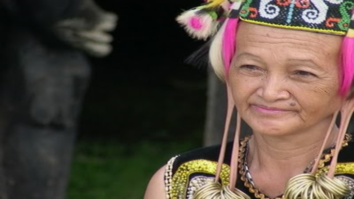 Tradisi Memanjangkan Telinga Suku Dayak Hampir Punah