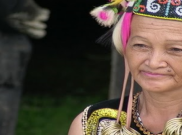 Tradisi Memanjangkan Telinga Suku Dayak Hampir Punah