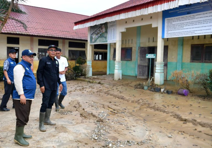 Siswa Aceh Utara Belajar di Lumpur, DPR Desak Bantuan Perabotan