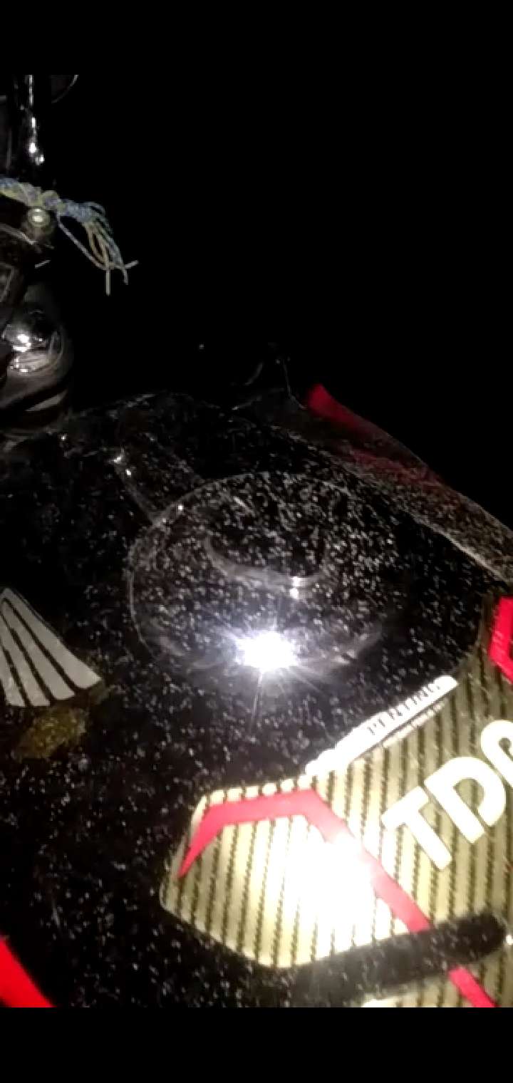 Hujan abu tipis akibat guguran lava Gunung Merapi menempel di jok sepeda motor, Selasa (29/1). (MP/Ismail)