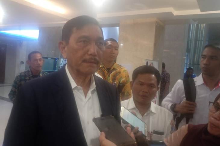 Menteri Koordinator Bidang Kemaritiman dan Investasi Luhut Binsar Panjaitan memberi keterangan di kantornya, Jakarta, Rabu (15/1/2020). (ANTARA/ Zubi Mahrofi)