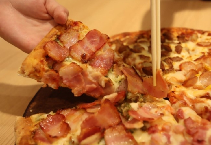 Beli Piza untuk Dapatkan Sumpit Emas 18 Karat