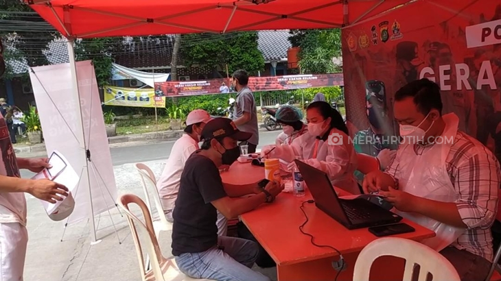Ratusan Warga Gambir Serbu Vaksinasi Keliling