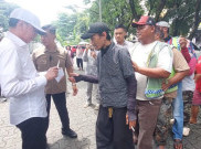 Jokowi Bagikan Paket Sembako dan Uang Tunai kepada Ratusan Tukang Becak di Solo.
