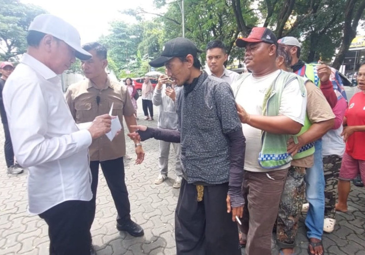 Jokowi Bagikan Paket Sembako dan Uang Tunai kepada Ratusan Tukang Becak di Solo.