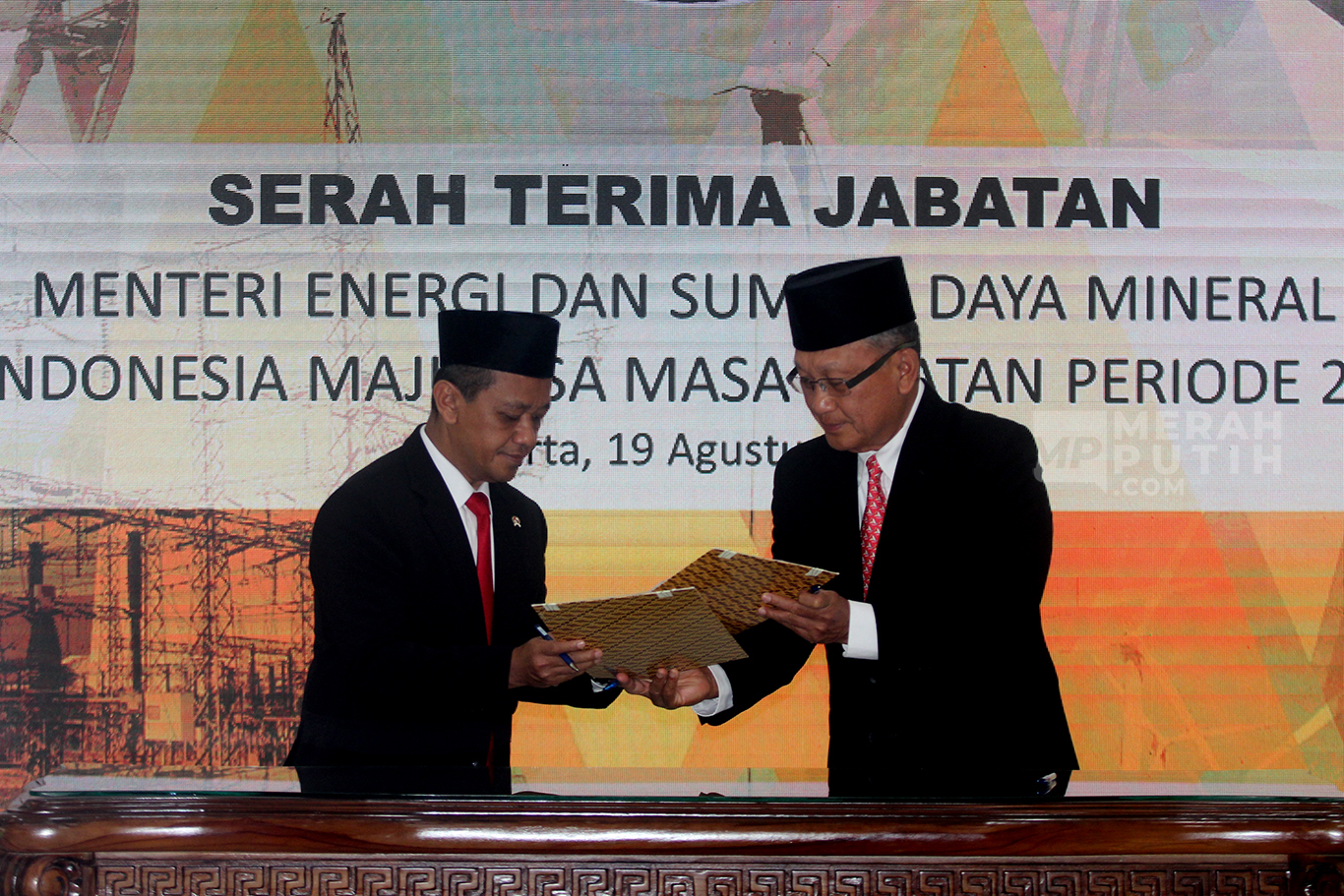 Menteri Energi dan Sumber Daya Mineral (ESDM) Bahlil Lahadalia bersama pejabat lama Menteri ESDM Arifin Tasrif menandatangani berita acara serah terima jabatan di kantor Kementerian ESDM, Jakarta, Senin (19/8/2024)
