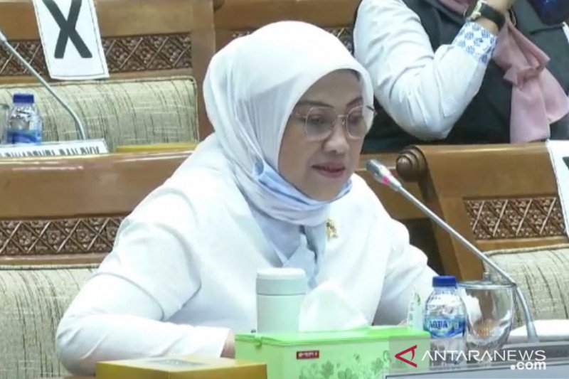 Menaker Ida Fauziyah saat rapat dengar pendapat dengan Komisi IX DPR RI di Jakarta, Rabu (26/8/2020) (ANTARA/Prisca Triferna)