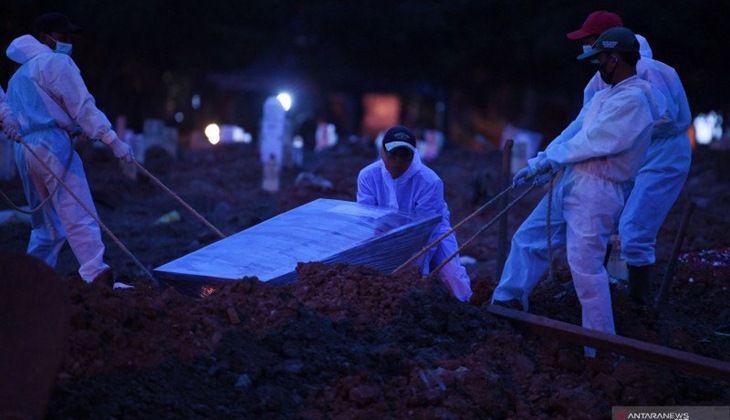 Petugas yang mengenakan APD memakamkan jenazah dengan protokol COVID-19 di TPU Tegal Alur, Jakarta, Selasa (29/12/2020). ANTARA FOTO/Wahyu Putro A