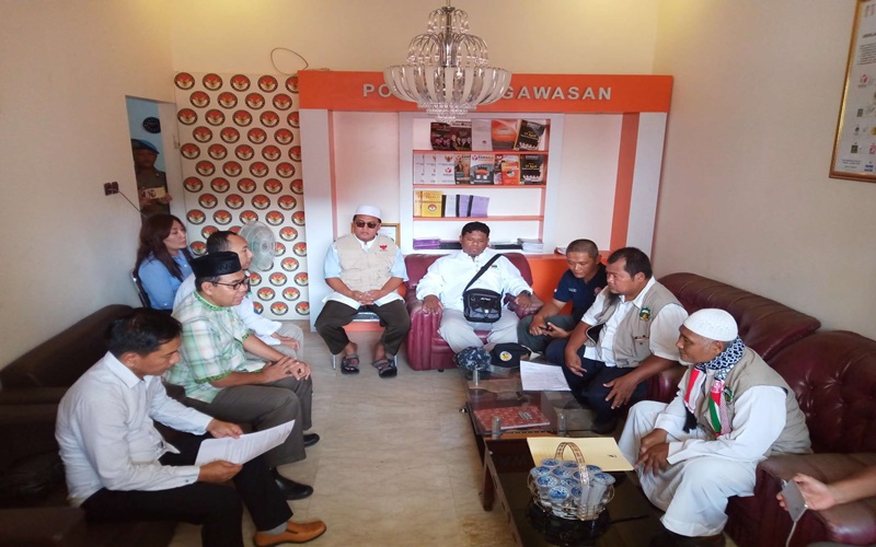 Perwakilan massa Ormas Islam berdialog dengan Ketua Bawaslu Solo