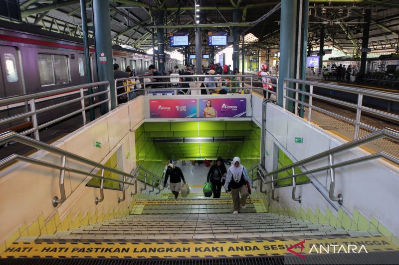 Ada Demo 2 Tahun Prabowo-Gibran, Stasiun Gambir Beroperasi Normal