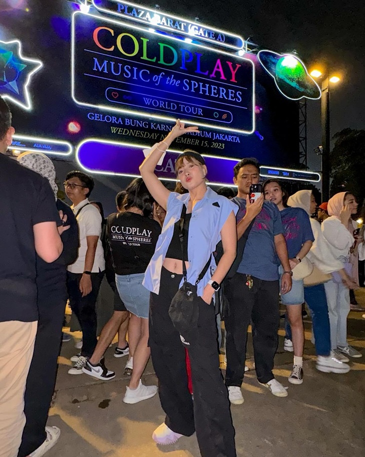 Outfit Selebritas Tanah Air Saat Nonton Konser ColdplayOutfit Selebritas Tanah Air Saat Nonton Konser Coldplay