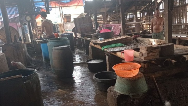 Perajin tahu di Kabupaten Lebak, Banten meminta Presiden Joko Widodo (Jokowi) dapat membantu subsidi harga kedelai di pasaran. (Foto: Antara)