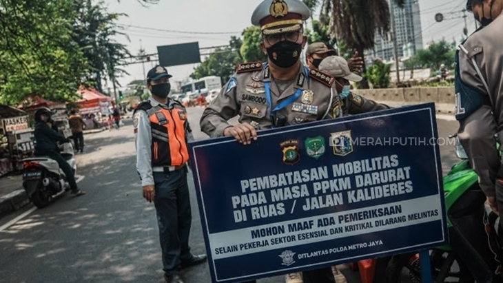 Penyekatan di hari pertama PPKM Darurat, wilayah Kalideres, Jakarta Barat, Sabtu (3/7). (Foto: MP/Rizki Fitrianto)