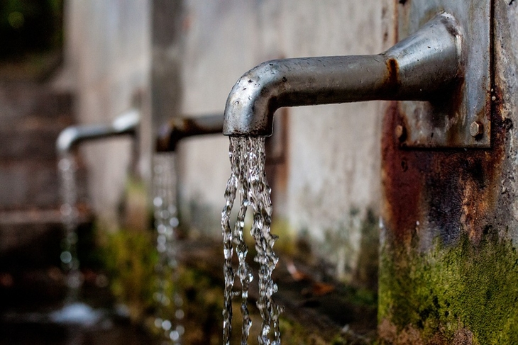 (Foto 2) Bilas area badan yang terkena gas air mata menggunakan air. Foto by Pixabay 3345408