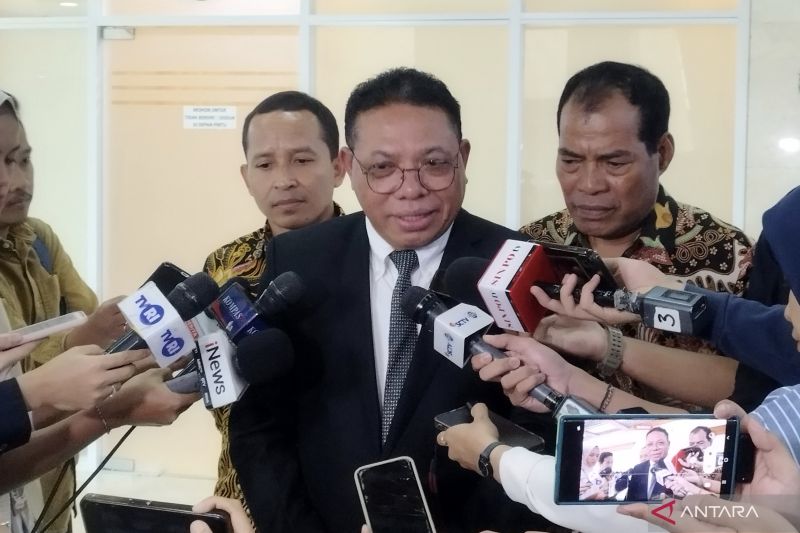 Komisi III DPR Setujui Kepala Badan Keahlian DPR Inosentius Samsul Jadi Hakim Konstitusi 