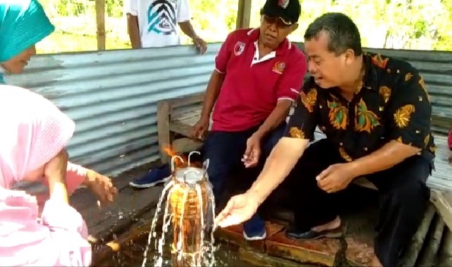 Warga Desa Krendowahono, Kecamatan Gondangrejo, Kabupaten Karanganyar, Jawa Tengah dihebohkan air sumur bor bisa terbakar jika disulut api, Senin (23/3). (MP/Ismail)