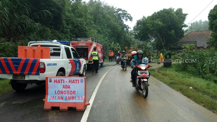 Jalur Majalengka-Cikijing Tertutup Longsor