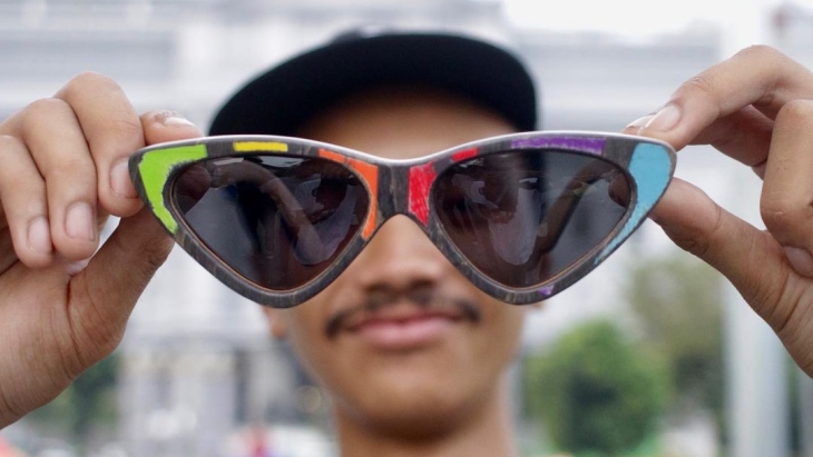 Kacamata Frame Kayu Tak Kalah Keren