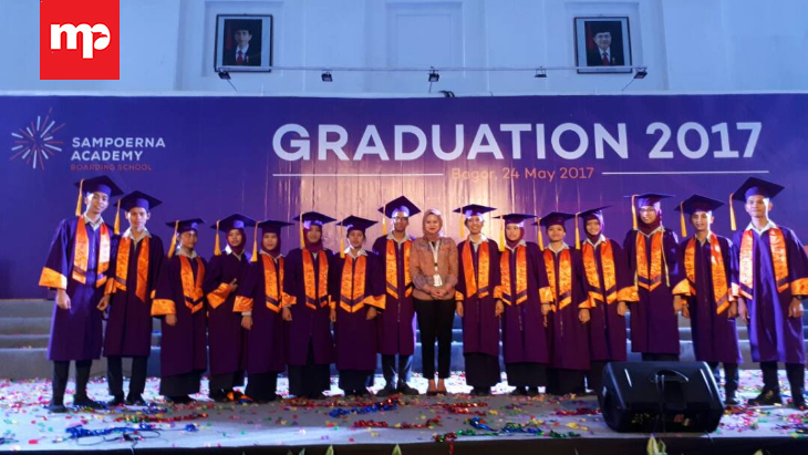 Belasan Penerima Beasiswa Pelindo I Lulus Sampoerna Academy Diwisuda
