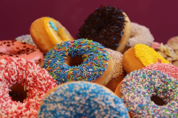 Ternyata orang Indonesia palign banyak mencari resep cara membuat donat. (Foto: Unsplash/@ELISA KERSCHBAUMER)