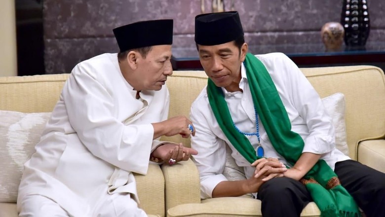 Ulama besar Habib Luthfi memberikan tasbih kepada Presiden Jokowi