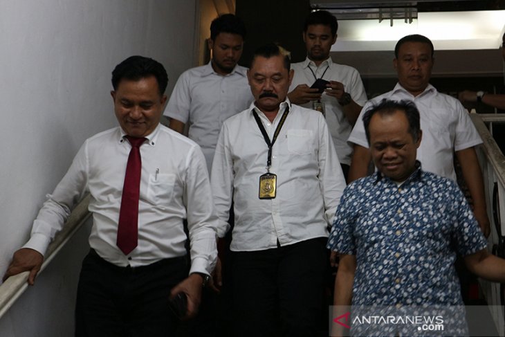 Yusril jadi kuasa hukum Habil Marati. Ahli Hukum Tata Negara Yusril Ihza Mahendra (kiri depan) bersama Habil Marati (kanan depan), bersama tim, keluar dari ruang pemeriksaan Ditreskrimum Polda Metro Jaya, Rabu (10/7/2019). ANTARA/Ricky Prayoga/am.