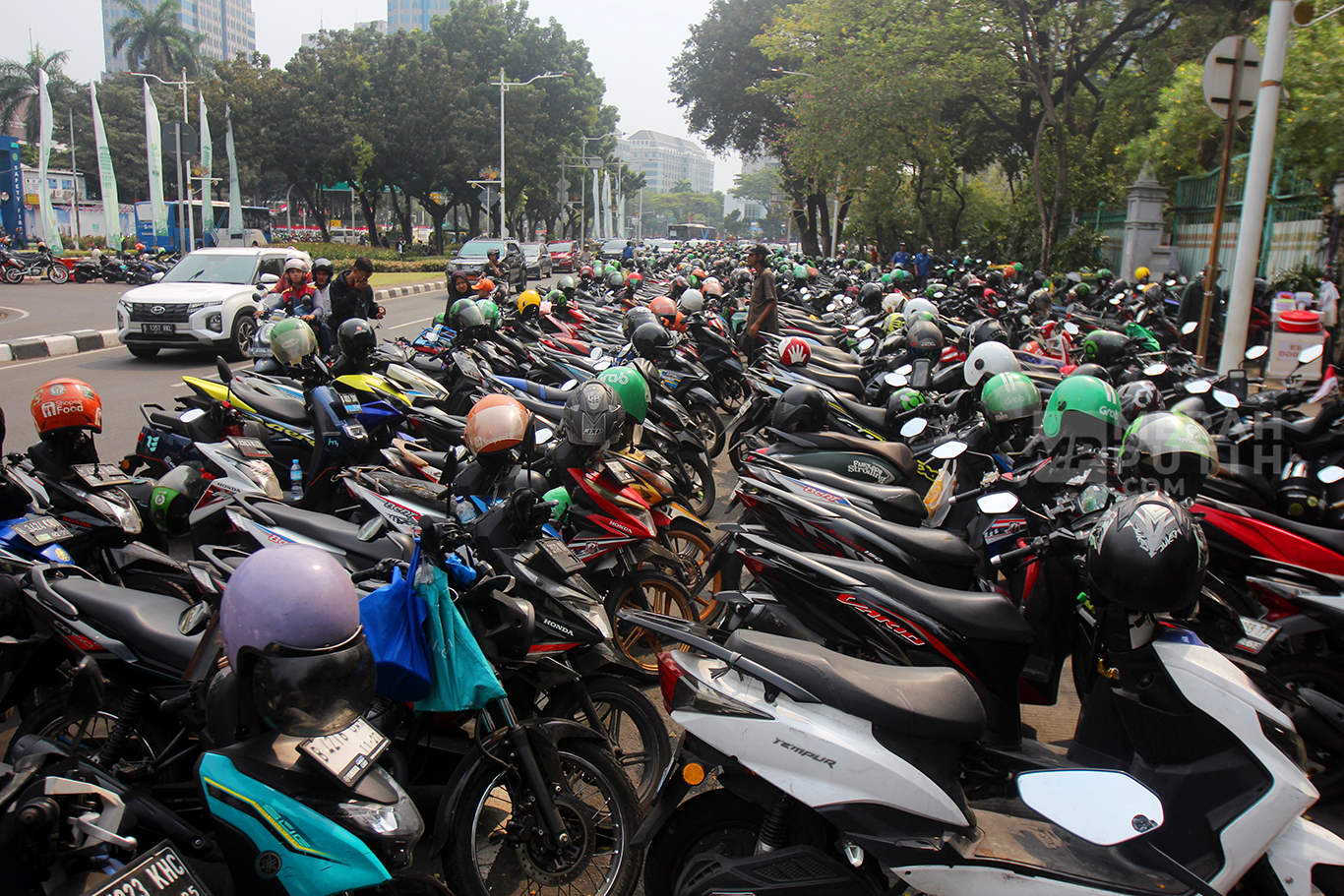 Deretan Motor Ojol Penuhi Jalan Medan Merdeka Selatan Silang Monas Jakarta