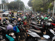 Deretan Motor Ojol Penuhi Jalan Medan Merdeka Selatan Silang Monas Jakarta