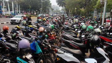 Deretan Motor Ojol Penuhi Jalan Medan Merdeka Selatan Silang Monas Jakarta