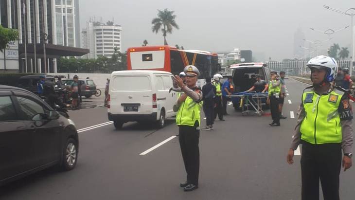 Evakuasi laka lantas di jalan Jend Sudirman Jaksel arus lalin ramai lancar. (Foto: Twitter @TMCPoldaMetro)