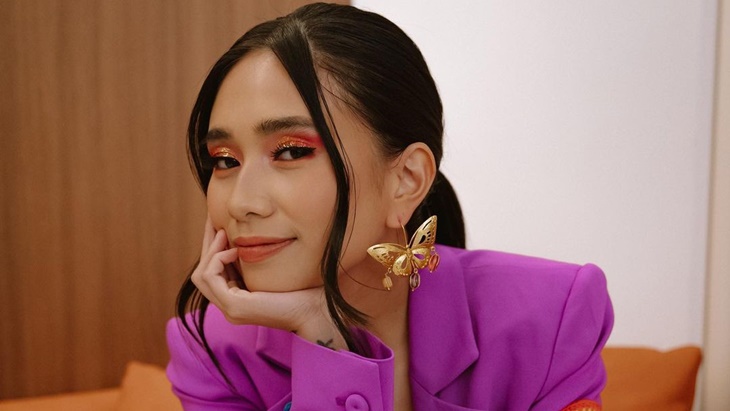 Niki Zevanya Tampil di Cover Majalah Vogue Singapore