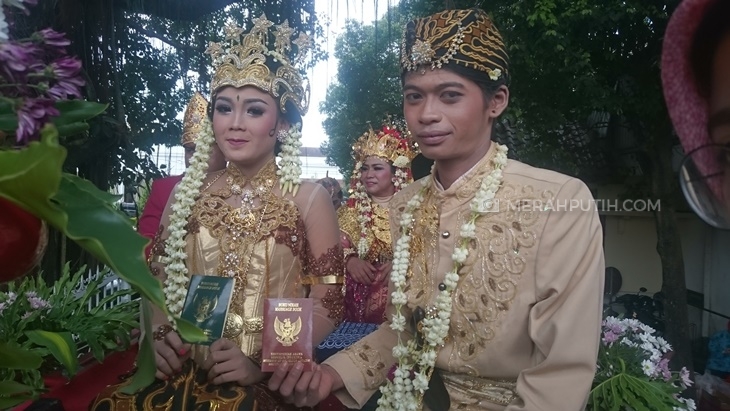 Unik, 8 Pasang Manten ini NIkah Bareng di Atas Mobil Damkar
