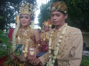 Unik, 8 Pasang Manten ini NIkah Bareng di Atas Mobil Damkar