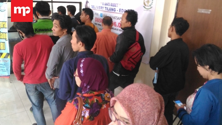 Ratusan Warga Antre Tilangan di Kejaksan Negeri Surabaya