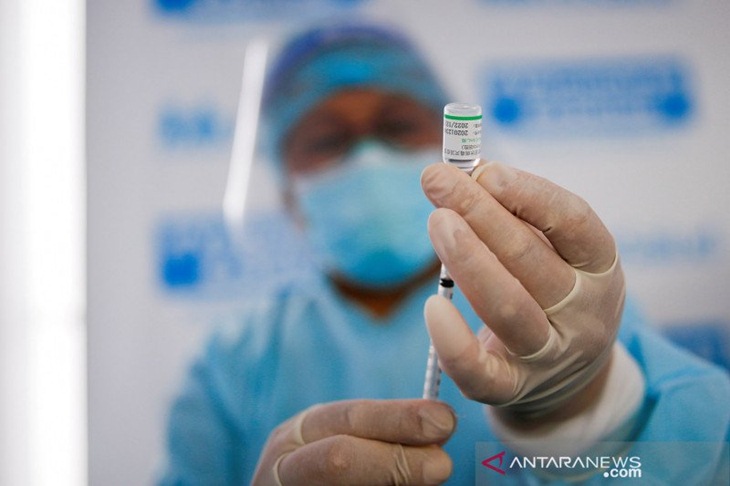 Petugas kesehatan menyiapkan suntikan vaksin virus corona (COVID-19) buatan Sinopharm, di Lima, Peru, Selasa (9/2/2021). ANTARA FOTO/REUTERS/Sebastian Castaneda/AWW/djo