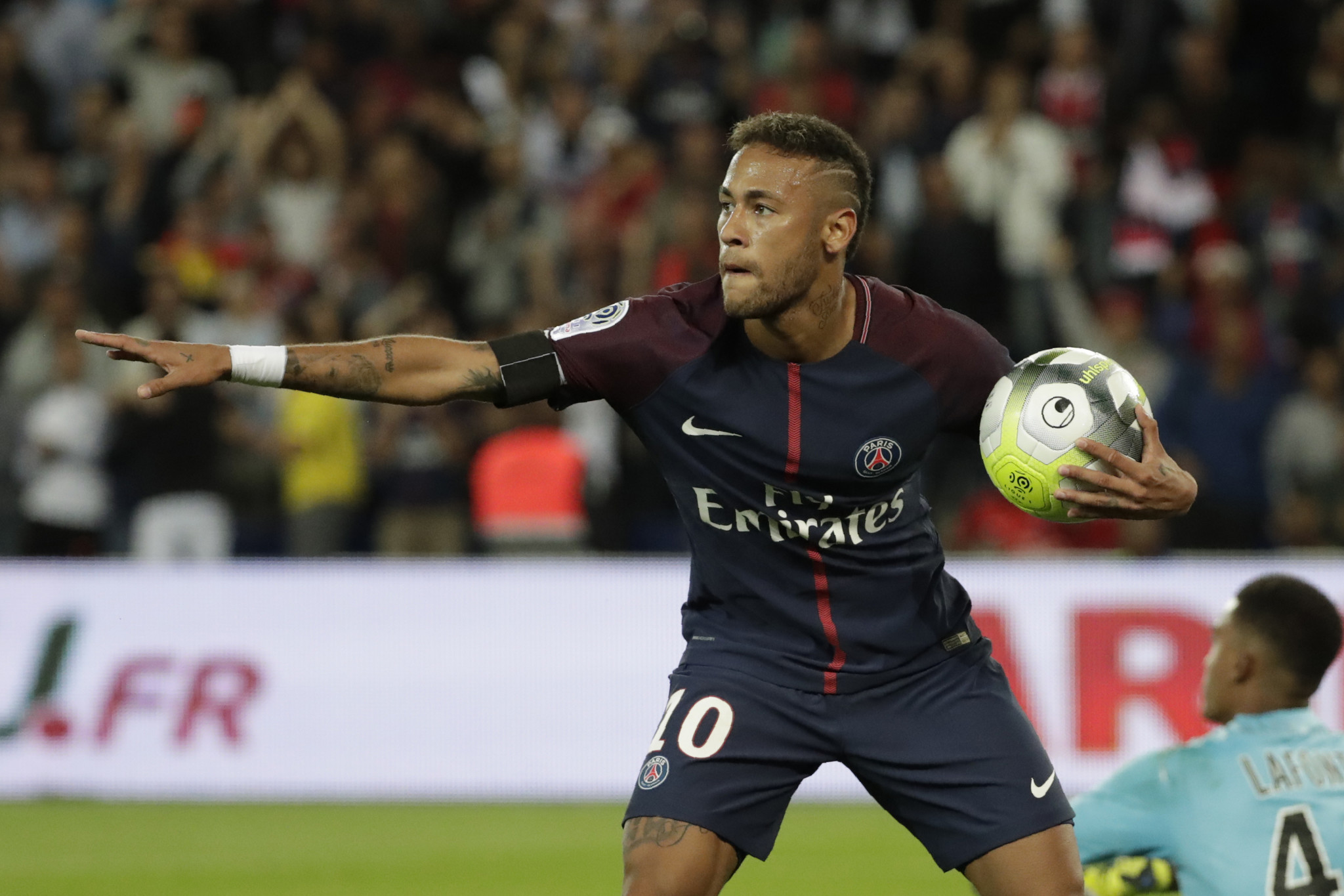 Fans Barcelona Lebih Sulit 'Move On' Melihat Figo ke Madrid Dibandingkan Neymar