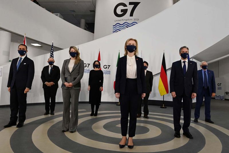 Menteri Luar Negeri Inggris Liz Truss, Menteri Luar Negeri Amerika Serikat Antony Blinken, Menteri Luar Negeri Prancis Jean-Yves Le Drian, Menteri Luar Negeri Jerman Annalena Baerbock, Menteri Luar Negeri Jepang Yoshimasa Hayashi, Perwakilan Tinggi Uni Eropa untuk Urusan Luar Negeri dan Kebijakan Keamanan Josep Borrell Fontelles, Menteri Luar Negeri Italia Luigi Di Maio, dan Menteri Luar Negeri Kanada Melanie Joly berpose untuk foto bersama di Museum Liverpool saat konferensi tingkat tinggi G7 menteri urusan luar negeri dan perkembangan di Liverpool, Inggris, Sabtu (11/12/2021). ANTARA FOTO/Paul Ellis/Pool via REUTERS/aww/cfo (REUTERS/POOL)