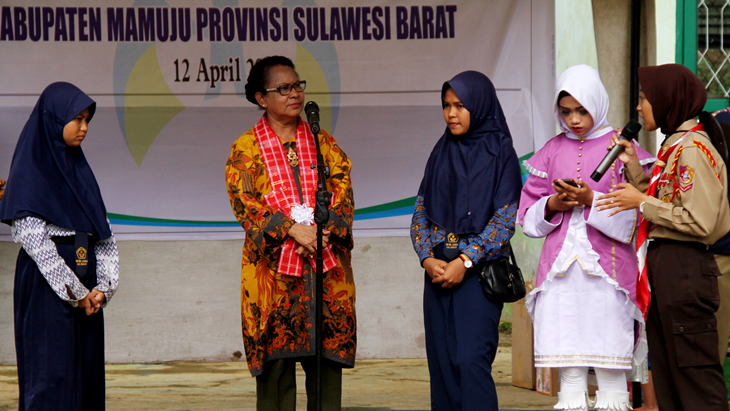 Menteri Yohana bersama remaja putri dalam sebuah kesempatan dialog