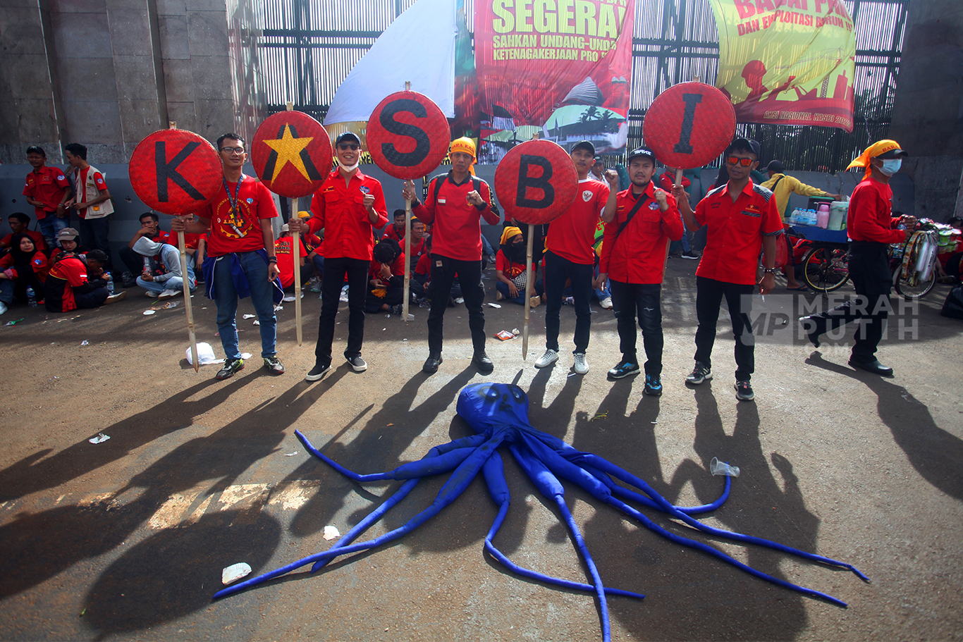Aksi Demo Buruh KASBI Tuntut Sahkan UU Ketenagakerjaan Pro Buruh di Gedung DPR 