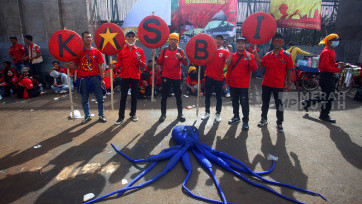 Aksi Demo Buruh KASBI Tuntut Sahkan UU Ketenagakerjaan Pro Buruh di Gedung DPR 