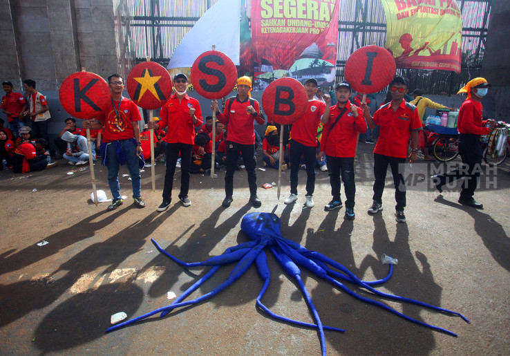 Aksi Demo Buruh KASBI Tuntut Sahkan UU Ketenagakerjaan Pro Buruh di Gedung DPR 