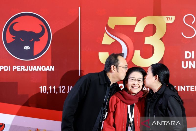 Kecup Prananda dan Puan ke Megawati di Peringatan HUT ke-53 PDIP