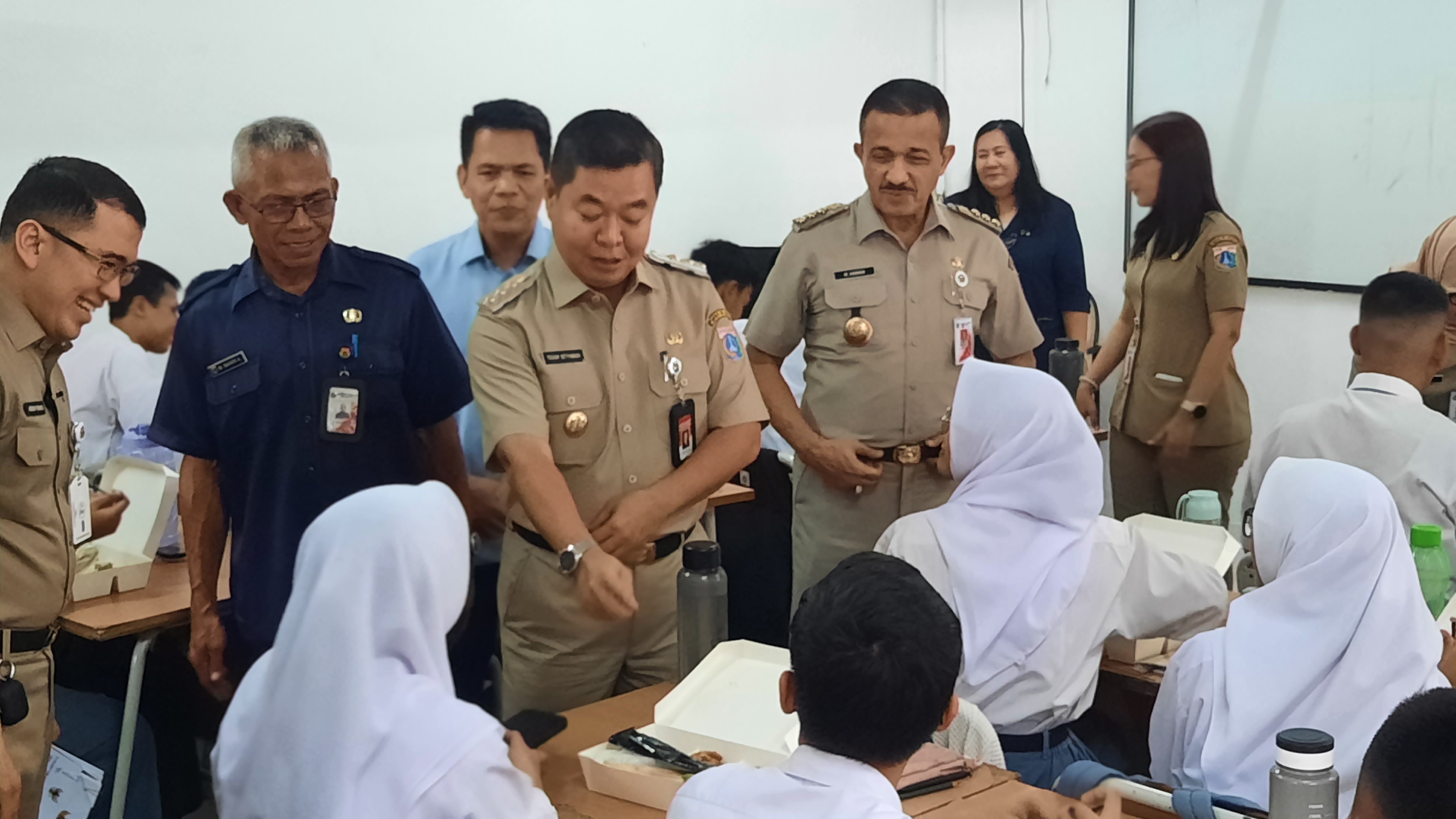 Teguh Setyabudi Pantau Uji Coba Makan Begizi Gratis di SMKN 26 Jakarta