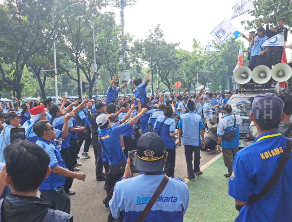 Sopir Mikrotrans Demo di Balai Kota, ini Permintaan FKLB