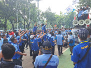 Sopir Mikrotrans Demo di Balai Kota, ini Permintaan FKLB