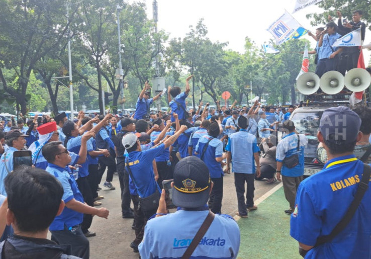 Sopir Mikrotrans Demo di Balai Kota, ini Permintaan FKLB