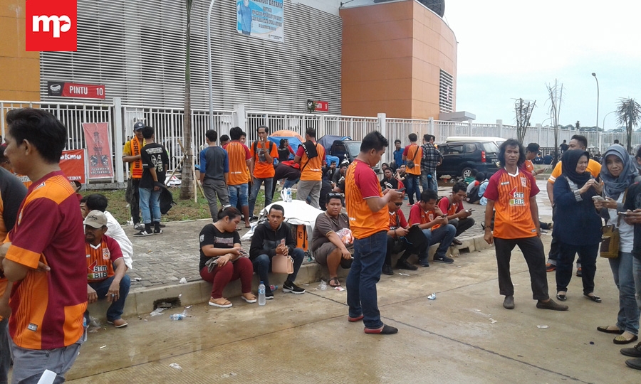 Suporter Arema FC dan PBFC Mulai Padati Stadion Pakansari