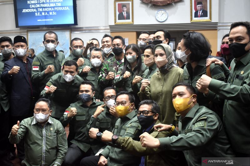 Foto bersama anggota Komisi I DPR bersama Jenderal TNI Andika Perkasa usai disetujui menjadi panglima TNI di Gedung DPR, Senayan, Jakarta, Sabtu (6/11/2021). (ANTARA/Fauzi Lamboka)